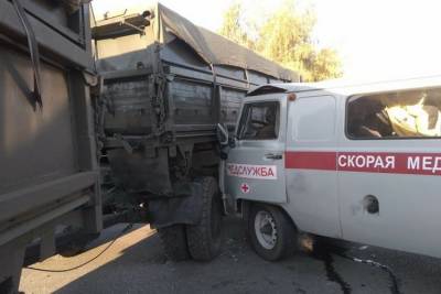 В Башкирии столкнулись машина скорой помощи и грузовик: пострадали девять человек