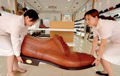15 из 100 казахстанцев не могут позволить себе две пары зимней и летней обуви