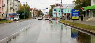 В Петрозаводске из-за коммунальной аварии затопило улицу