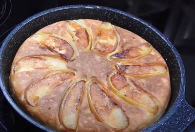 Вкуснейший десерт на скорую руку: секретный рецепт яблочной шарлотки на сковородке — оценит вся семья