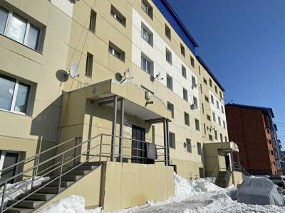 Суд оштрафовал сотрудницу УК, виновную в падении снега на голову школьника в Губкинском