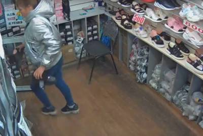 В Рязани в переходе у ТРЦ «Премьер» девушка украла обувь и попала на камеры