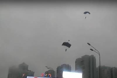 В Москве экстремалы прыгнули с парашютом с высотки на дорогу