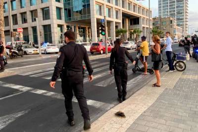 Вооруженный мужчина угрожал прохожим на набережной в Тель-Авиве