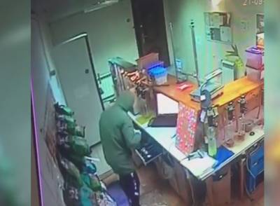 Липчане в масках ворвались в бар с ножом и ограбили женщину