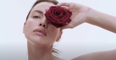 Полуголая и с розой в зубах: Ирина Шейк снялась для бренда Replay