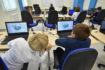 В российских школах учеников начали отправлять на дистанционное обучение
