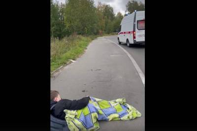 В Петрозаводске подросток травмировал ногу и лежал на тротуаре