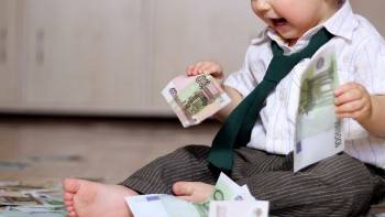 Россиянам пообещали выплачивать по 100 тысяч рублей в год на ребенка