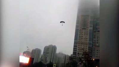 Прыгнувших с высотки на Ленинском проспекте парашютистов сняли на видео