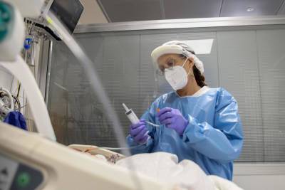 В Израиле больше 5 тысяч новых больных коронавирусом, выросло количество тяжелых