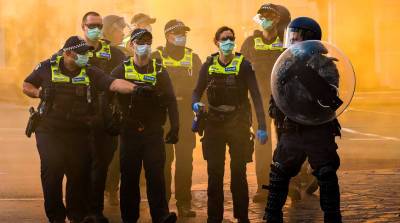 В Мельбурне полиция обстреляла протестующих против ковидных ограничений резиновыми пулями
