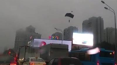Прыгающих с высоток парашютистов заметили на Ленинском проспекте