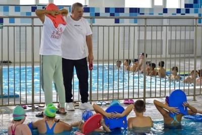 Учеников всех школ Белгорода начали обучать плаванию