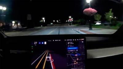 Tesla наконец-то научила автопилот замедлять машину при обнаружении проблесковых маячков ночью