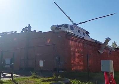 В Ижевске на крышу гаража аварийно сел вертолет санитарной авиации