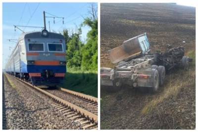 Поезд снес фуру на Одесской железной дороге: трагические кадры
