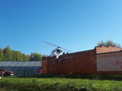 В Ижевске вертолет промахнулся мимо площадки и рухнул на крышу гаража у больницы