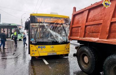 В Минске пассажирский автобус врезалась в грузовик, есть пострадавшие