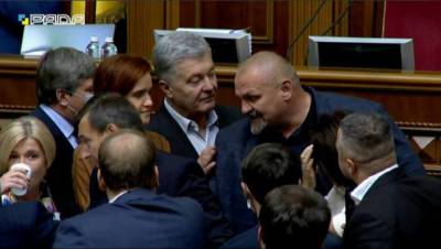 В Раде Порошенко с нардепами заблокировали трибуну (видео)
