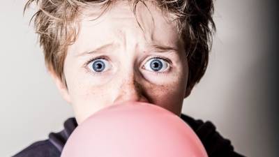 Диетолог Круглова предупредила о риске проглатывания жвачки для детей