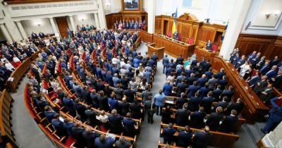 Под крики “Ганьба!” и “Долой диктатуру!” депутаты Зеленского проталкивают закон, выгодный олигархам