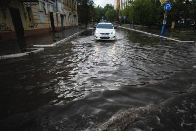 В Астрахани коммунальщики устраняют последствия непогоды