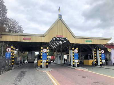 Гражданину Молдовы запретили въезд в Украину на три года. Он украсил георгиевской лентой переднюю панель автомобиля