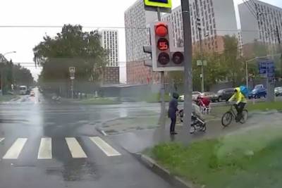 В Москве курьер на велосипеде врезался в маму с коляской