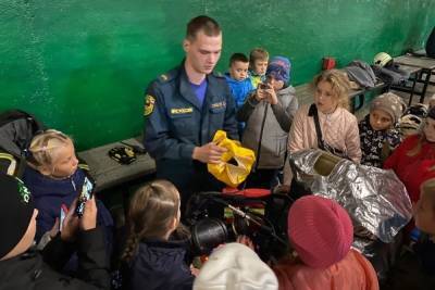 Новгородские спасатели показали школьникам, как работают дыхательные аппараты