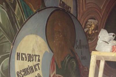 Реставраторы приступили к расчистке живописи в Павловском соборе Гатчины