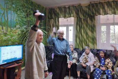 Старики в Новгородском районе посоревновались в маневренности и силе