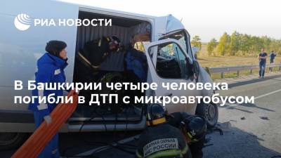 В Башкирии микроавтобус загорелся после столкновения с иномаркой, четыре человека погибли