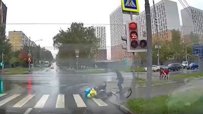 Прокуратура контролирует результаты проверки после инцидента с курьером, сбившим коляску Москве