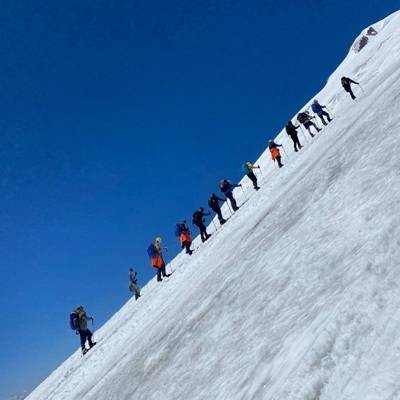 Группа из 23 альпинистов, находящаяся на Эльбрусе, попросила помощи у спасателей