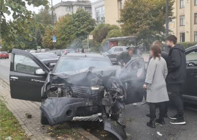 На юге Петербурга произошло ДТП с участием трех автомобилей