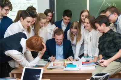 Исследование: каждый второй россиянин считает, что социальный статус учителя понизился – Учительская газета - ug.ru