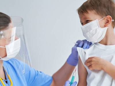 Принудительно? Российских детей готовят к вакцинации от COVID-19