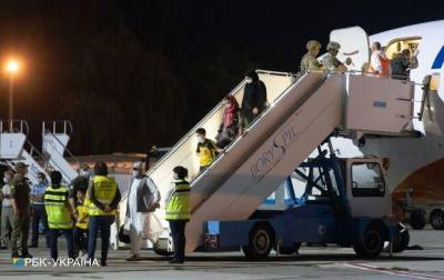 В Киеве приземлился самолет с эвакуированными из Афганистана
