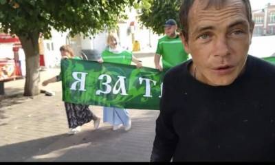 Курьез: Российский флешмоб «Я за трезвость» испортил местный алкоголик (ВИДЕО)