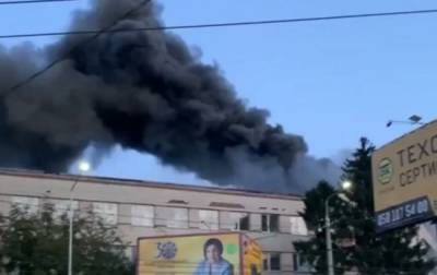 В Черновцах вспыхнул пожар на мебельной фабрике