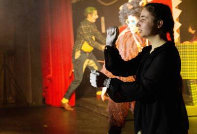 «Театр без границ» представит спектакль с одновременным тифлокомментированием и переводом на жестовый язык