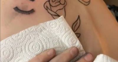 Татуировщик-любитель делится своей первой татуировкой, а люди умоляют ее больше не делать этого
