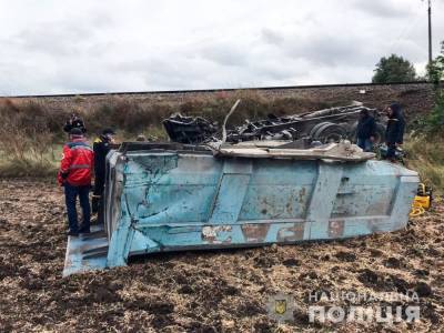 На Николаевщине поезд влетел в КрАЗ: водитель грузовика погиб