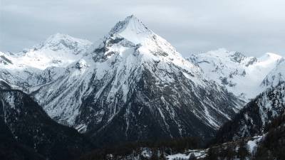 Спасатели обнаружили троих альпинистов и одного погибшего на Эльбрусе