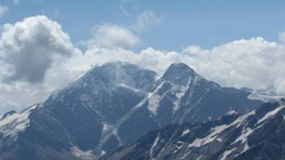 Группа российских альпинистов терпит бедствие на Эльбрусе