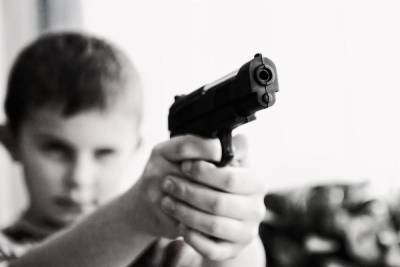 В Курске два юнца напали с пистолетом на 12-летнего школьника
