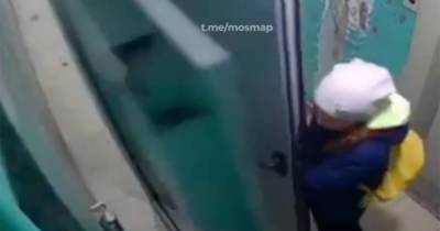 Школьница спаслась из-под упавшей на нее железной двери и попала на видео