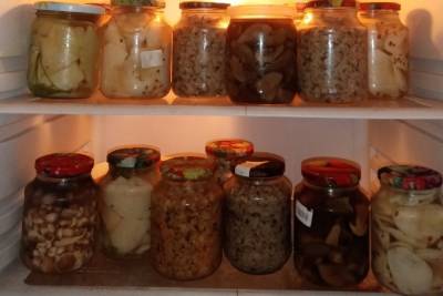 Холодильники ломятся: новосибирцы выкладывают в соцсетях фото грибных заготовок на зиму