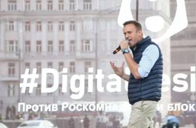 “Трусливые и алчные”. Навальный назвал Apple, Google, YouTube и Telegram помощниками Путина